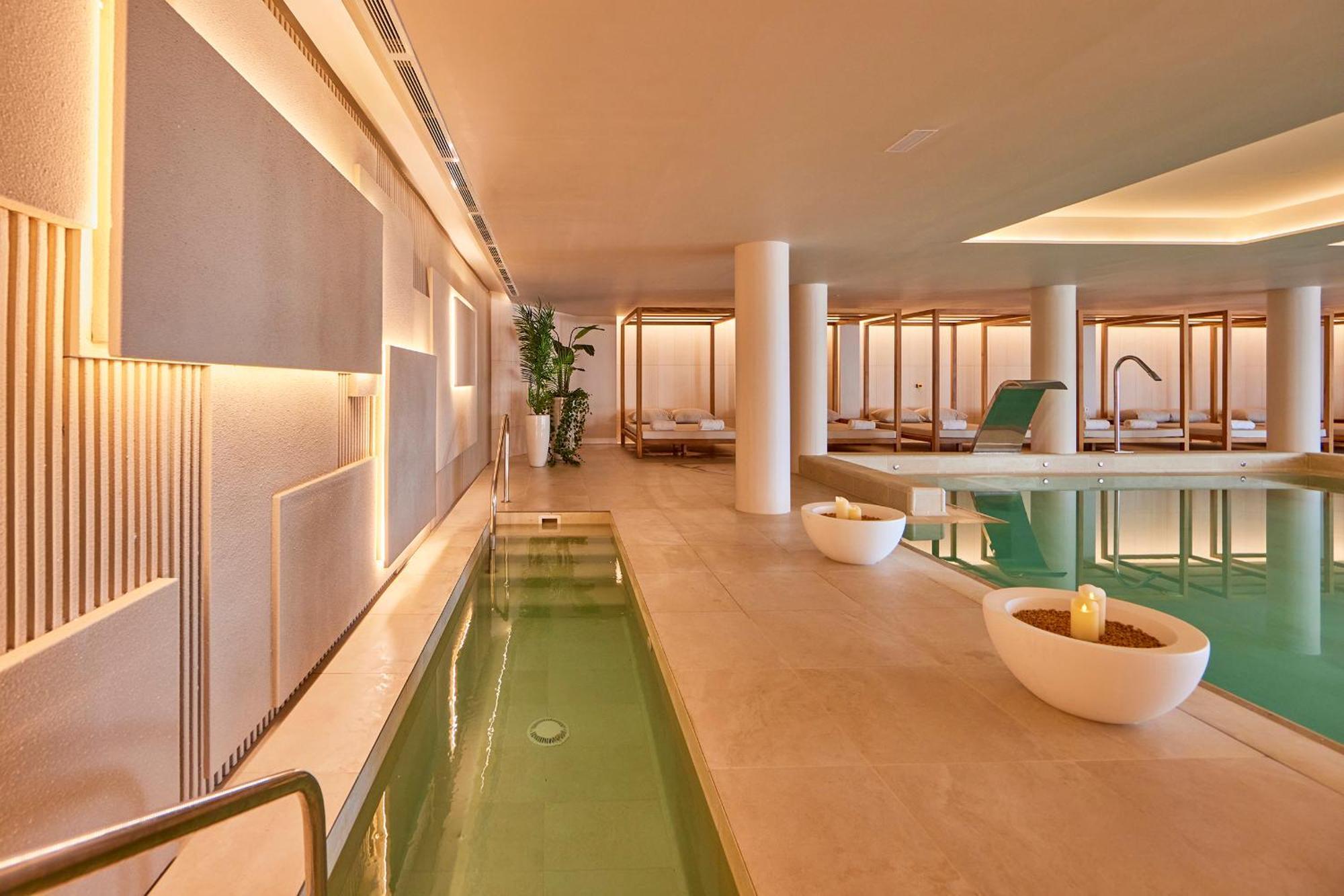 Universal Grand Leon & Hotell